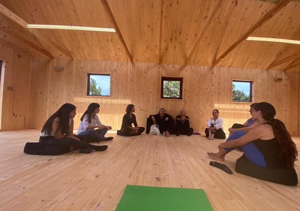 EN MEDITACIÓN EN EL DOJO EN CHILOÉ INVITADA POR SRA. BERTA Y PAOLA